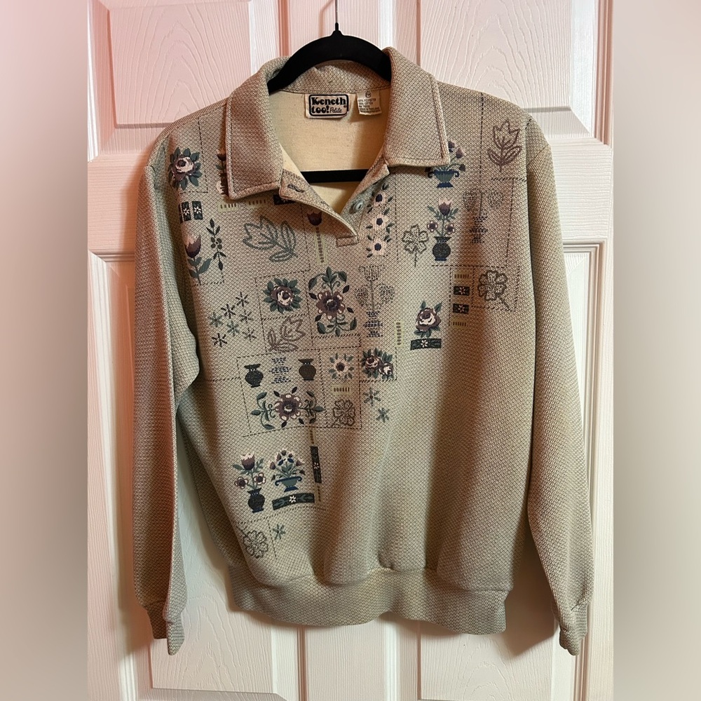 Vintage 1970 short Beige Sweater with Floral Patterns petite